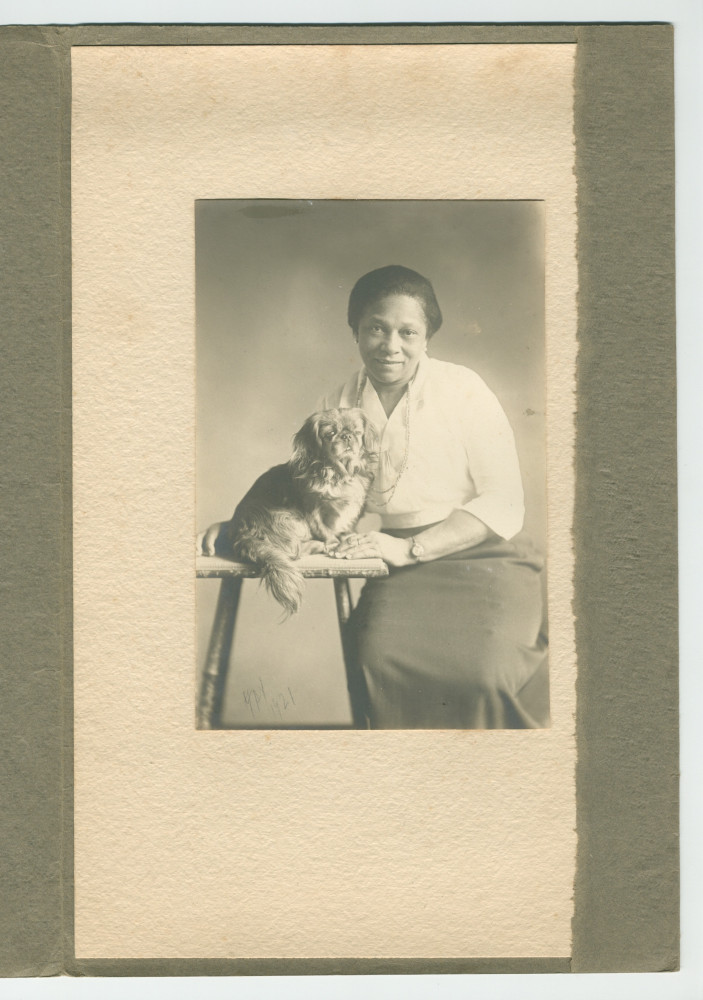 Photographie de la fidèle gouvernante Augusta posant avec le chien Ping à Paso Robles, en Californie, en mai 1921