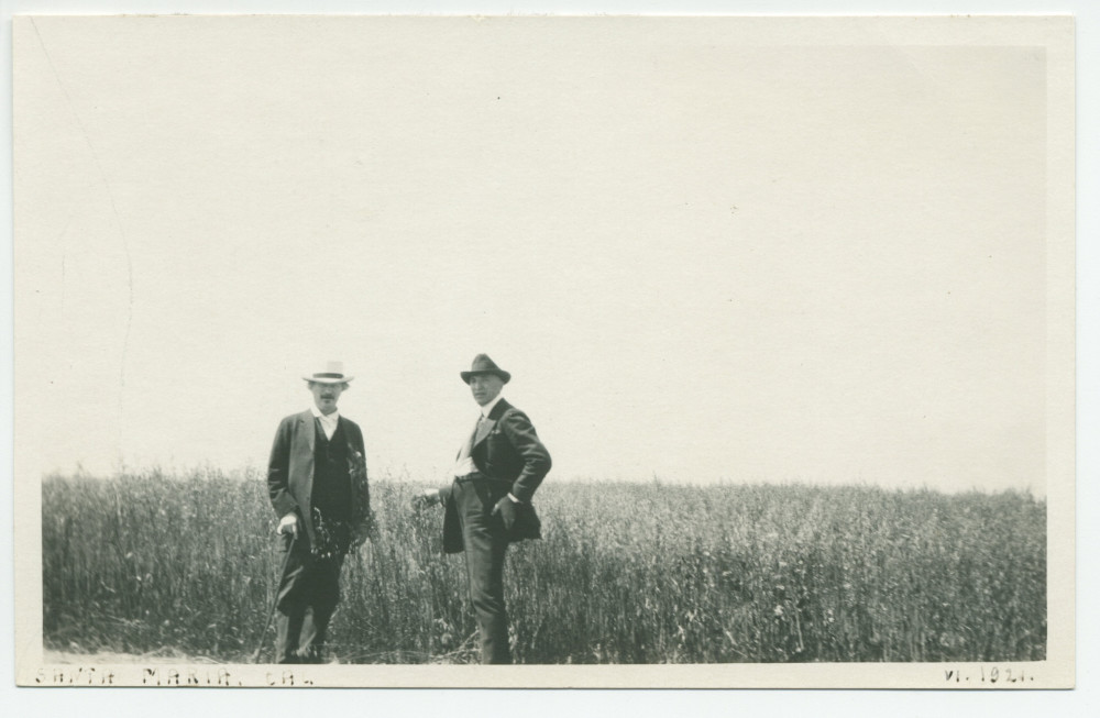 Photographie de Paderewski en compagnie d'un homme non identifié au sud de sa propriété de Santa Maria (où il espère trouver du pétrole), à Paso Robles, en Californie, en juin 1921