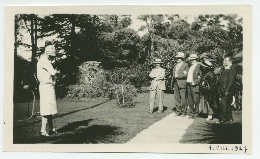 Photographie d'Hélène et Ignace Paderewski en compagnie d'amis à Santa Maria Inn, en Californie, en juin 1921
