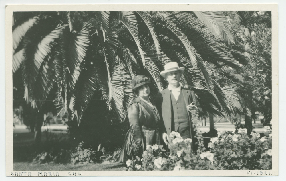 Photographie d'Hélène et Ignace Paderewski devant des palmiers à Santa Maria Inn, en Californie, en juin 1921