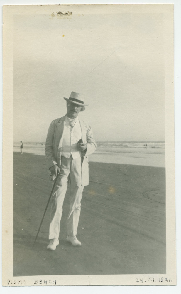 Photographie de Paderewski sur la plage de Pismo Beach, en Californie, le 24 juillet 1921