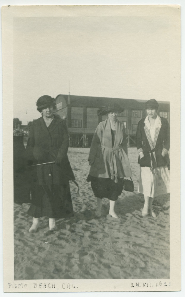 Photographie d'Hélène Paderewska, Hélène Lübke, sa secrétaire, et une femme non identifiée sur la plage de Pismo Beach, en Californie, le 24 juillet 1921