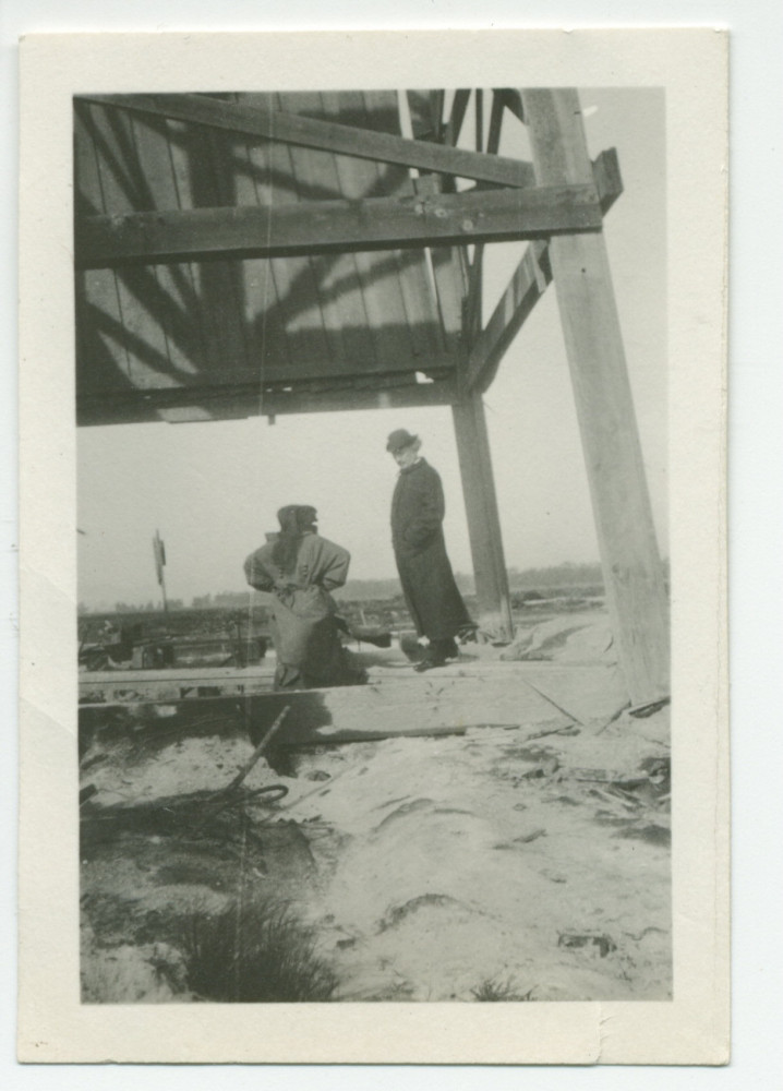 Photographie d'Ignace et Hélène Paderewski sous la tour de prospection pétrolière du domaine de Santa Maria, à Paso Robles, en Californie, en septembre 1921