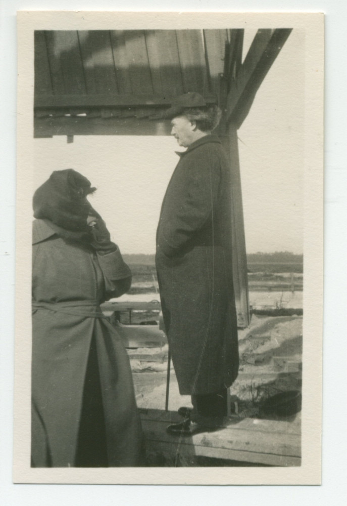 Photographie d'Ignace et Hélène Paderewski sous la tour de prospection pétrolière du domaine de Santa Maria, à Paso Robles, en Californie, en septembre 1921