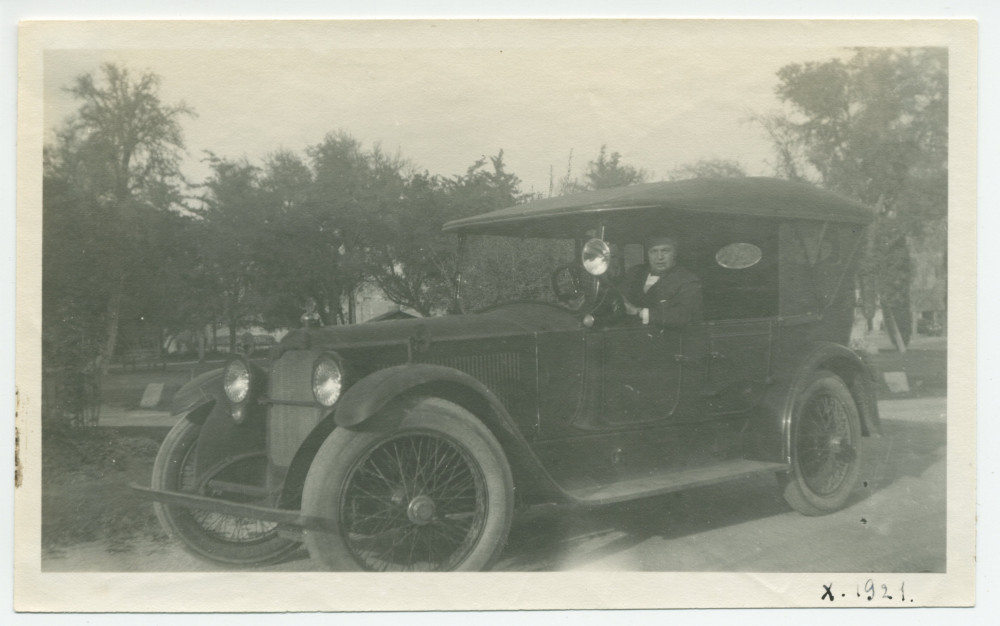 Photographie de la Packard avec chauffeur Paderewski au champ des «sweet potatoes» [patates douces] de son «Rancho San Ignacio» à Paso Robles, en Californie, en septembre 1921