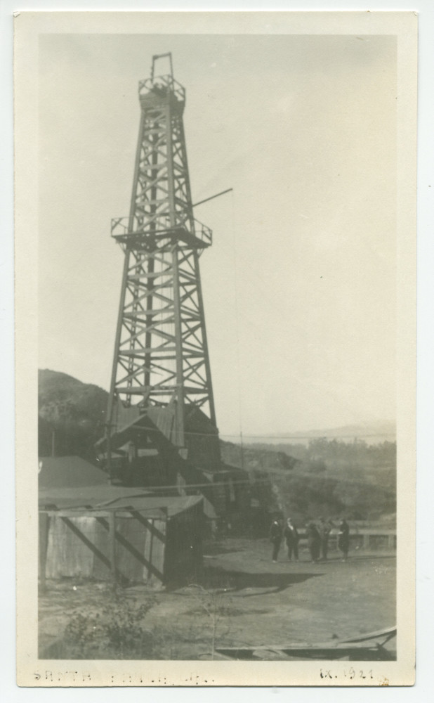 Photographie de la tour de prospection pétrolière du domaine de Santa Maria de Paderewski, à Paso Robles, en Californie, en septembre 1921