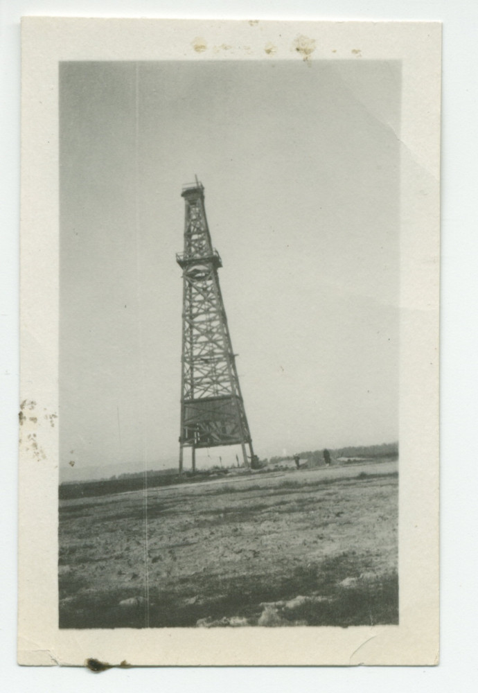 Photographie de la tour de prospection pétrolière du domaine de Santa Maria de Paderewski, à Paso Robles, en Californie, en septembre 1921