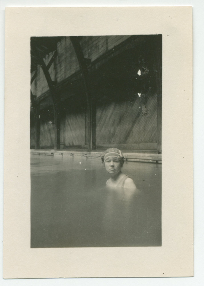 Photographie d'Hélène Lübke, secrétaire d'Hélène Paderewska, dans les bains de l'hôtel «El Paso» à Paso Robles, en Californie, en 1921