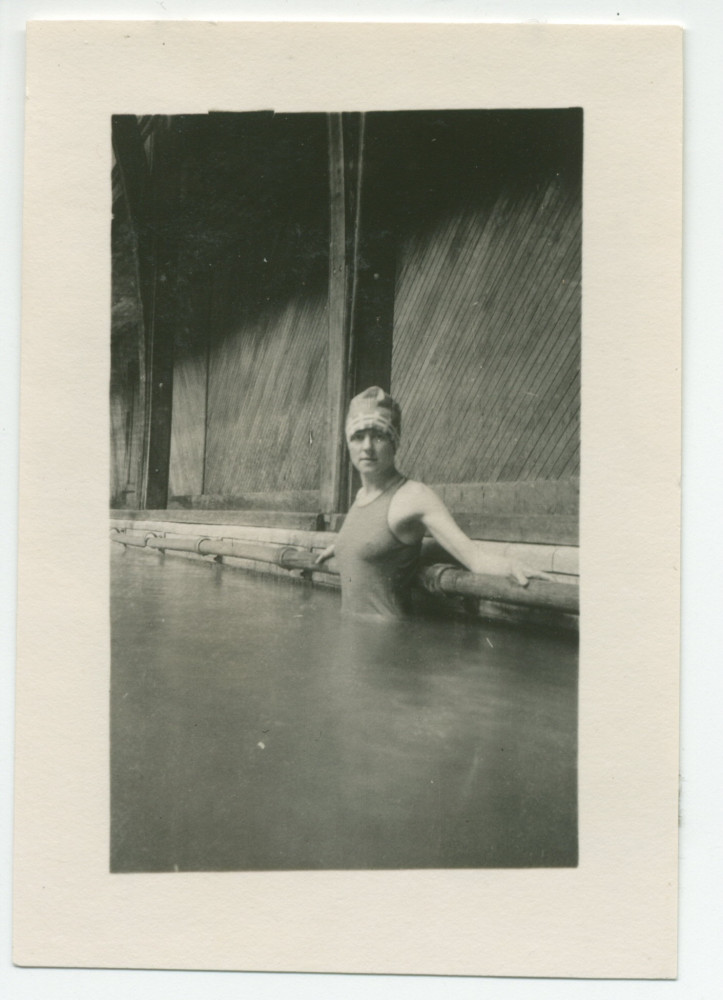 Photographie de Mme Strakacz, épouse du secrétaire de Paderewski, dans les bains de l'hôtel «El Paso» à Paso Robles, en Californie, en 1921