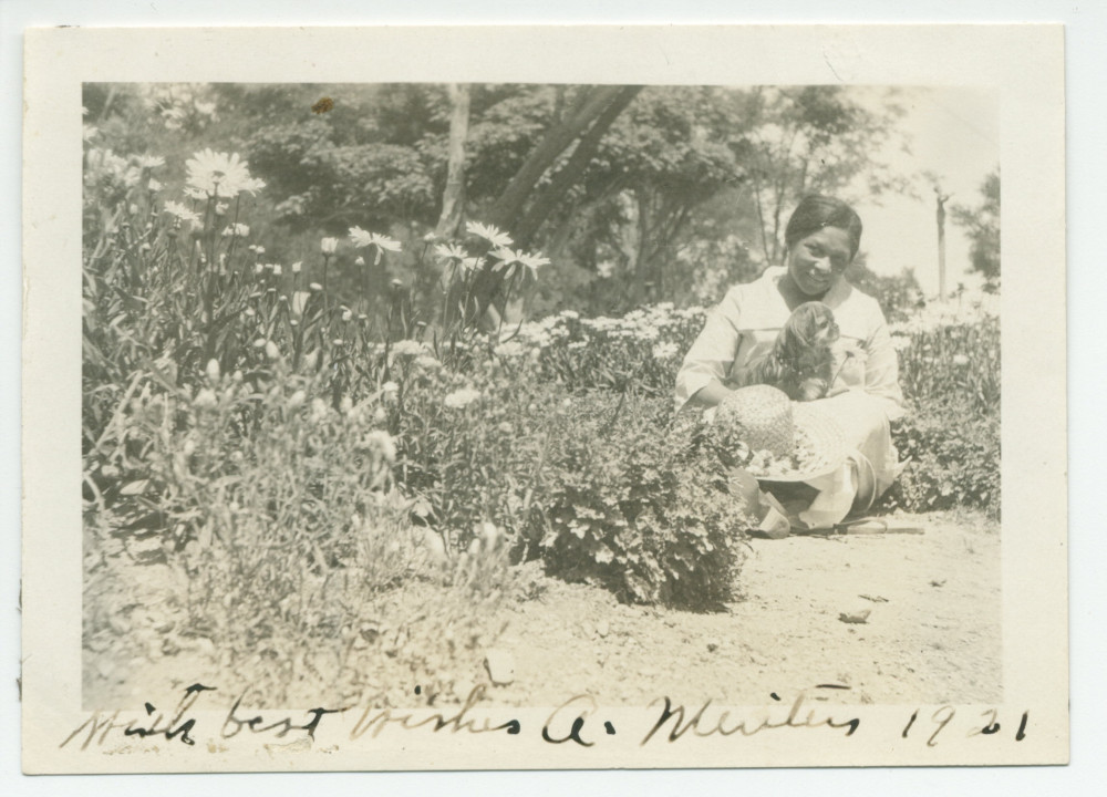 Photographie (signée) de la fidèle gouvernante Augusta avec le chien Ping au milieu des fleurs à Paso Robles, en Californie, en 1921