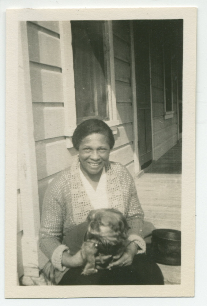 Photographie de la fidèle gouvernante Augusta avec le chien Ping à Paso Robles, en Californie, en 1921