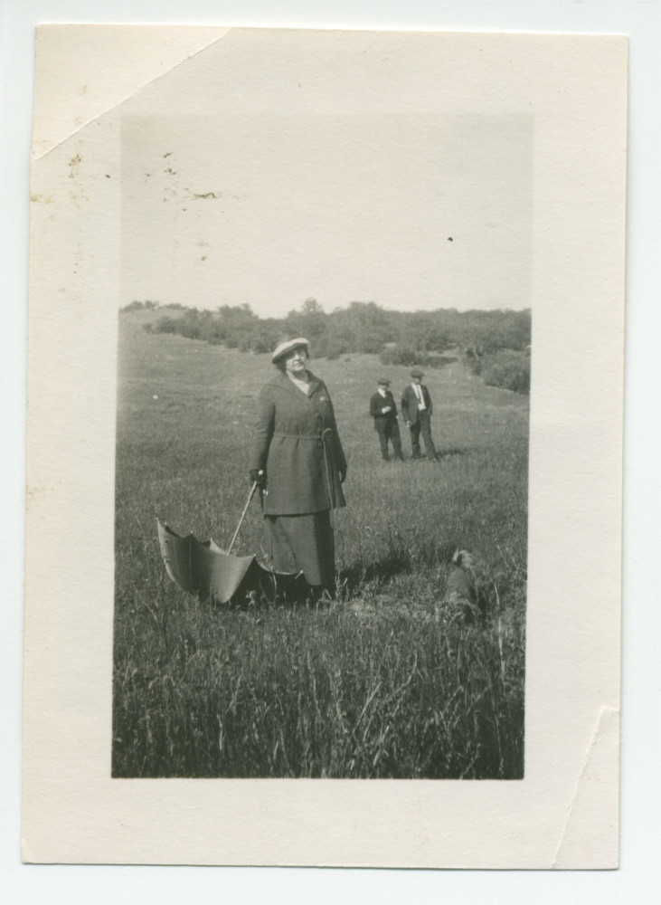 Photographie d'Hélène Paderewska avec son parapluie posé dans les champs à Paso Robles, en Californie, en 1921