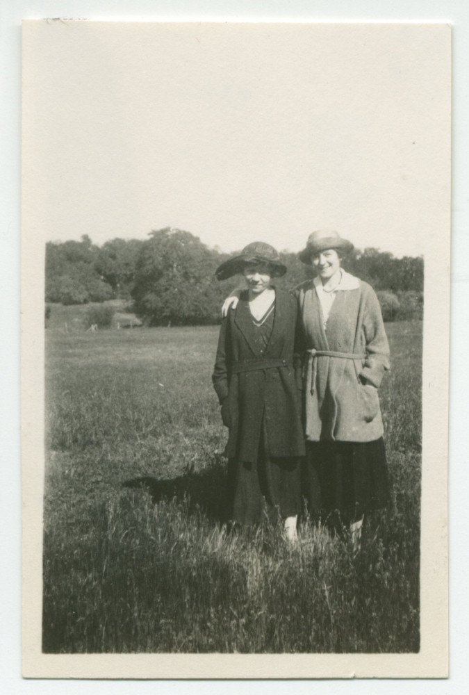 Photographie d'Hélène Lübke, secrétaire d'Hélène Paderewska, et d'une jeune femme non identifiée (Mme Strakacz?) à Paso Robles, en Californie, en 1921