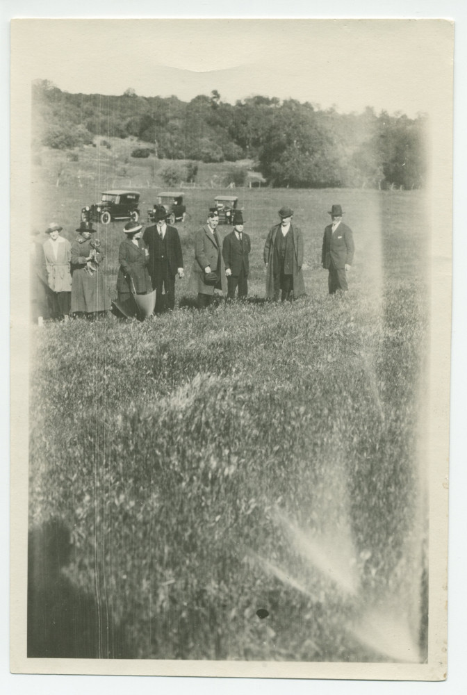 Photographie de Paderewski en compagnie de visiteurs sur les terres du futur vignoble Winteroll de son «Rancho San Ignacio» à Paso Robles, en Californie, en 1921