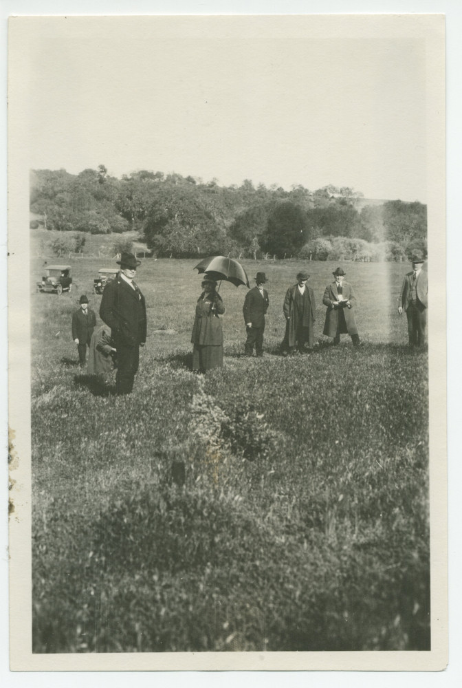 Photographie de Paderewski en compagnie de visiteurs sur les terres du futur vignoble Winteroll de son «Rancho San Ignacio» à Paso Robles, en Californie, en 1921