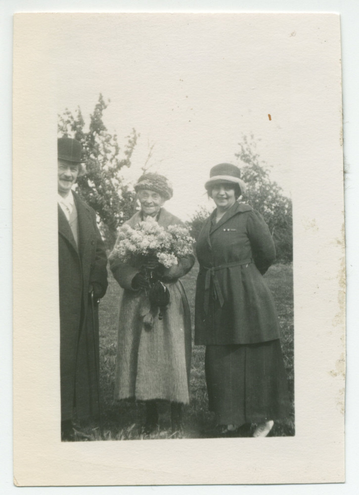 Photographie d'Ignace et Hélène Paderewski entourant, un bouquet dans les bras, Mrs Gibson, à Paso Robles, en Californie, en 1921
