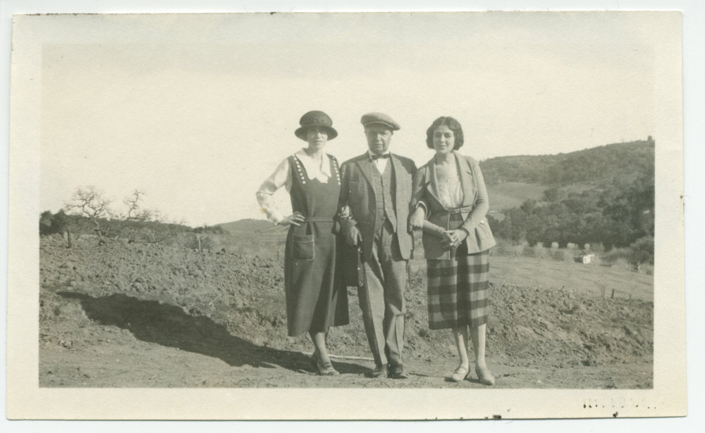 Photographie de M. et Mme Gorski et de Mrs O'Donnell sur les terres du «Rancho Santa Helena» à Paso Robles, en Californie, en mars 1922