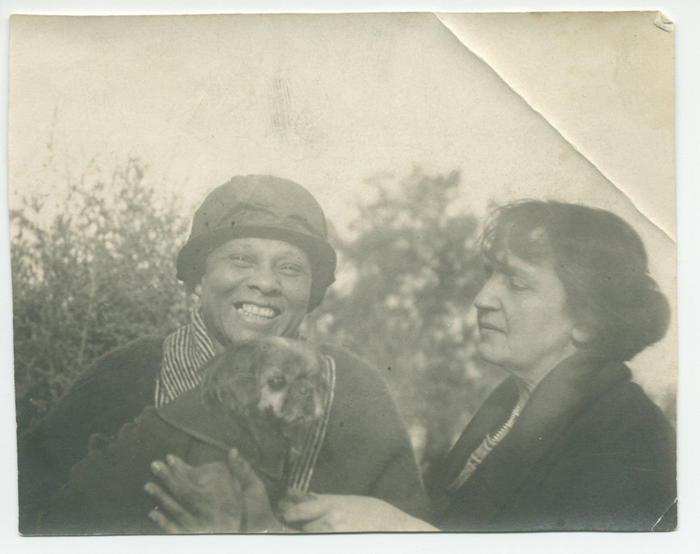 Photographie de la fidèle gouvernante Augusta, avec le chien Ping, et d'Hélène Paderewska à Paso Robles, en Californie, en 1922