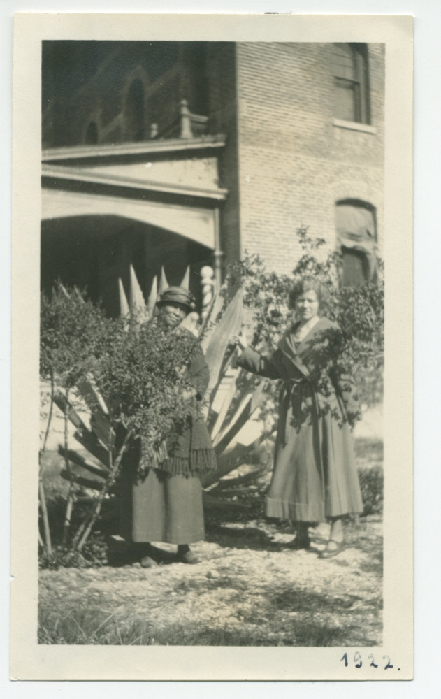 Photographie de la fidèle gouvernante Augusta et d'Hélène Lübke, secrétaire d'Hélène Paderewska, devant l'hôtel de Paso Robles, en Californie, en 1922