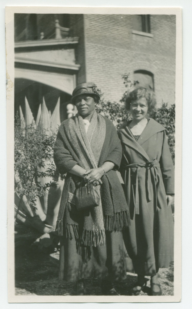 Photographie de la fidèle gouvernante Augusta et d'Hélène Lübke, secrétaire d'Hélène Paderewska, devant l'hôtel de Paso Robles, en Californie, en 1922