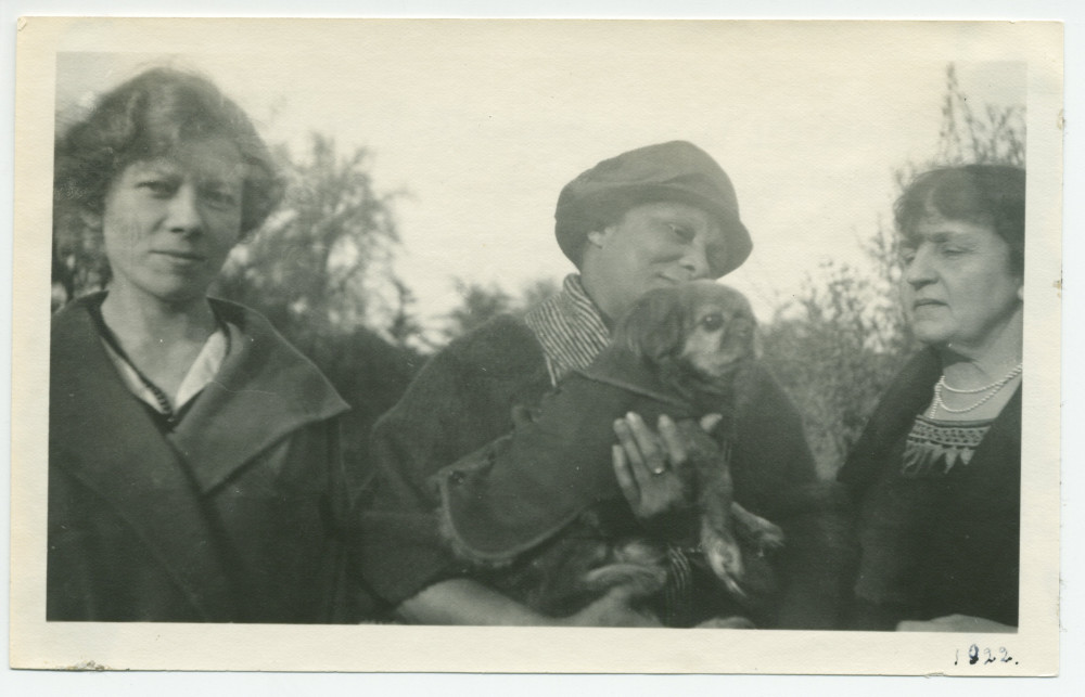 Photographie de la fidèle gouvernante Augusta, avec le chien Ping, et d'Hélène Paderewska à Paso Robles, en Californie, en 1922