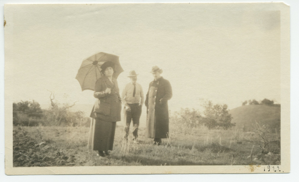 Photographie d'Ignace et Hélène Paderewski (cette dernière munie d'un parapluie pour la protéger du soleil) sur les terres du «Rancho Santa Helena» à Paso Robles, en Californie, en 1922