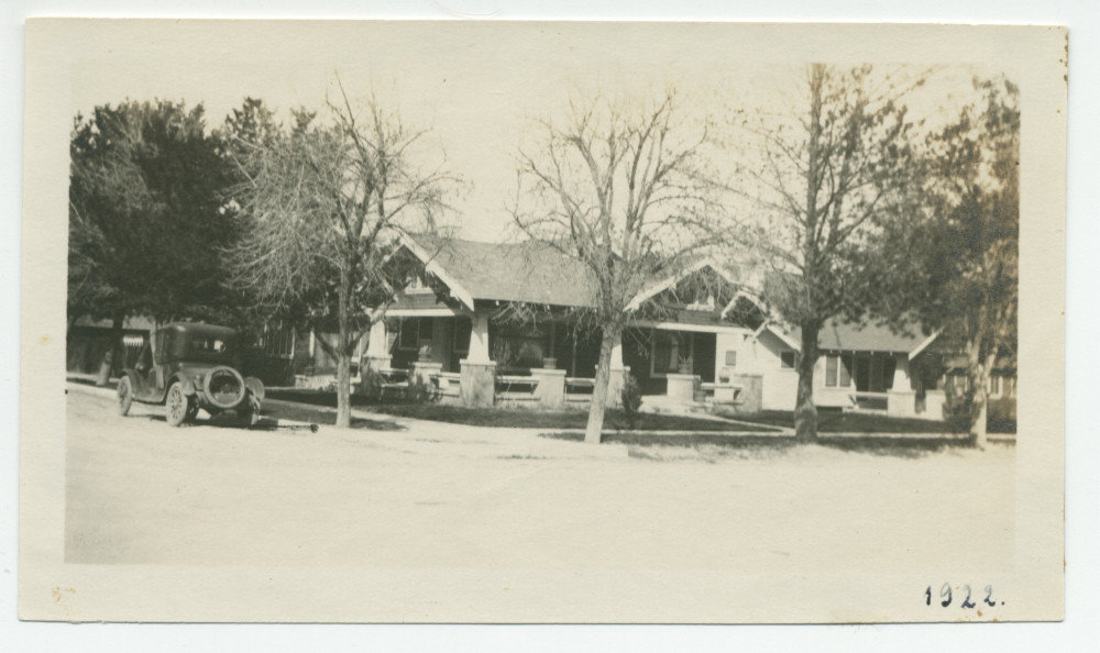 Photographie de bungalows avec une voiture au «Rancho Santa Helena» à Paso Robles, en Californie, en 1922