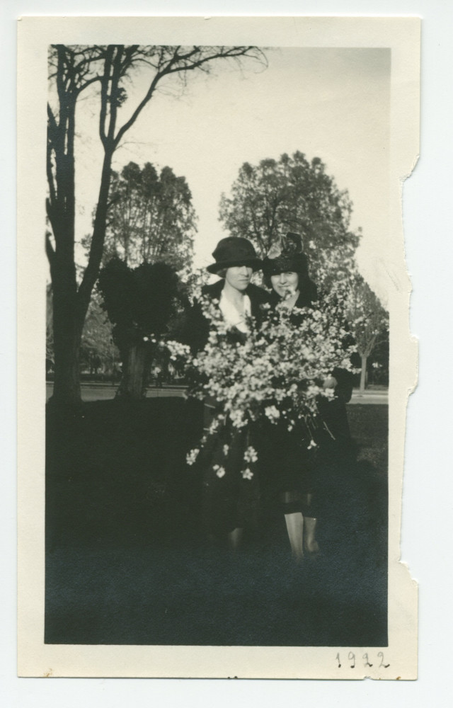 Photographie de Mme Gorska et de Mrs O'Donnell avec un bouquet de branches d'amandiers en fleurs au «Rancho Santa Helena» à Paso Robles, en Californie, en 1922