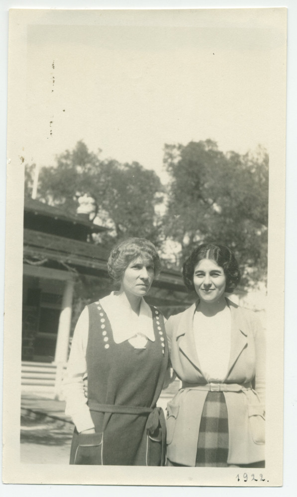 Photographie de Mme Gorska et de Mrs O'Donnell au «Rancho Santa Helena» à Paso Robles, en Californie, en 1922