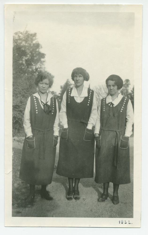 Photographie d'Hélène Lübke, secrétaire d'Hélène Paderewski, Mme Gorska et une jeune femme non identifiée au «Rancho Santa Helena» à Paso Robles, en Californie, en 1922