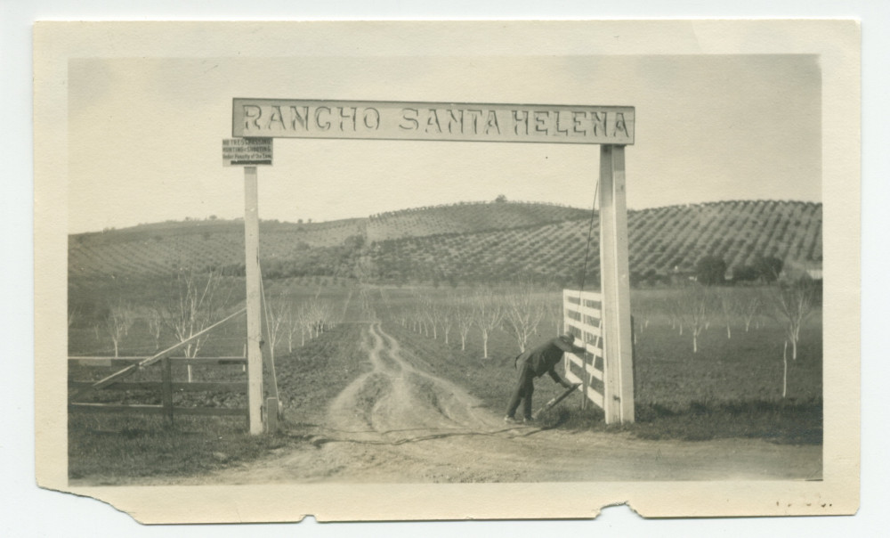 Photographie du portail d'entrée du «Rancho Santa Helena» à Paso Robles, en Californie, en 1922, avec un métayer (?)