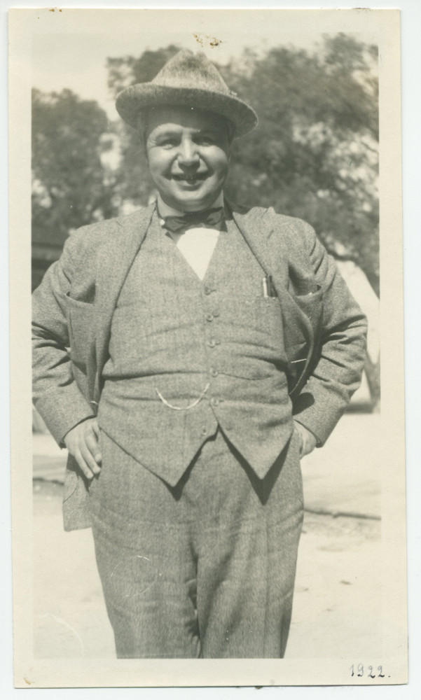 Photographie de Waclaw Gorski à Paso Robles (?), en Californie, en 1922
