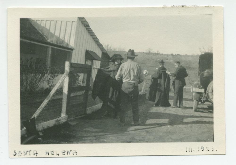 Photographie d'Hélène et d'Ignace (de dos) Paderewski au «Rancho Santa Helena» à Paso Robles, en Californie, en mars 1923