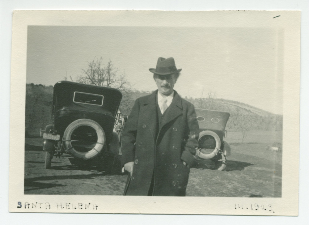 Photographie de Paderewski devant deux voitures sur les terres du «Rancho Santa Helena» à Paso Robles, en Californie, en mars 1923