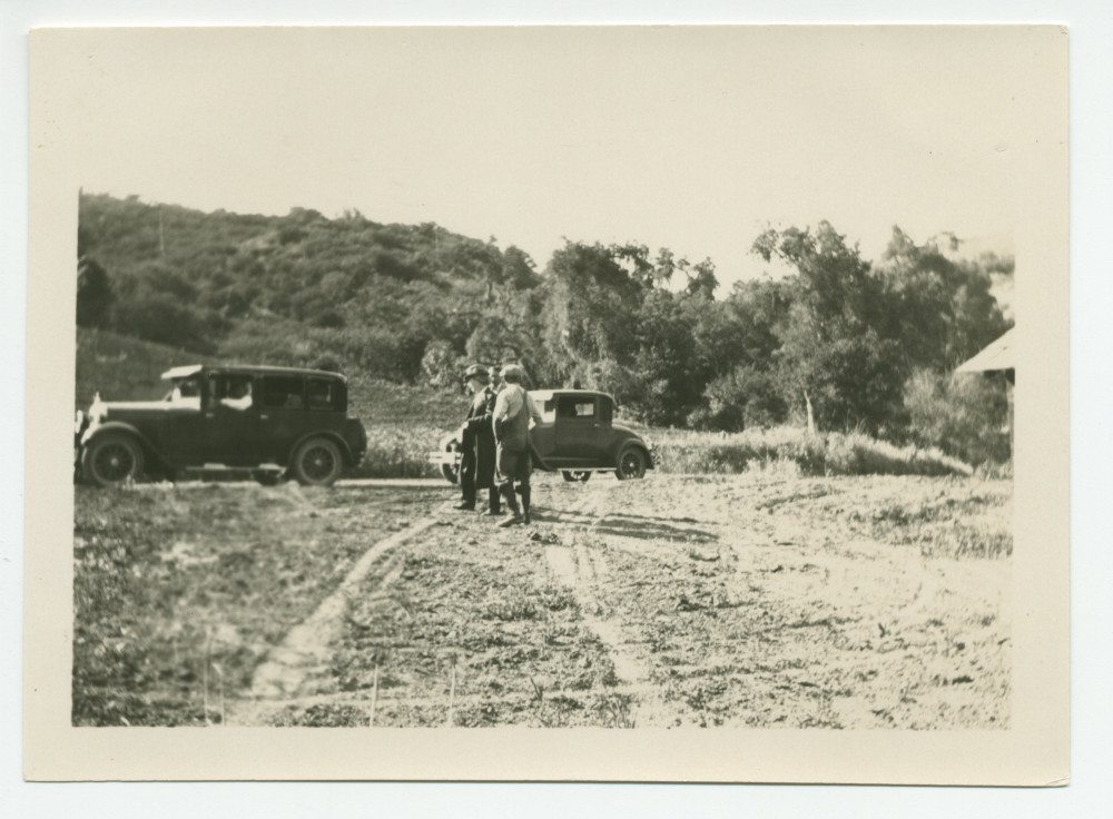 Photographie d'Ignace Paderewski en compagnie d'un métayer et d'une personne non identifiée sur les terres du «Rancho Santa Helena» à Paso Robles, en Californie, en 1924, avec deux voitures en arrière-plan