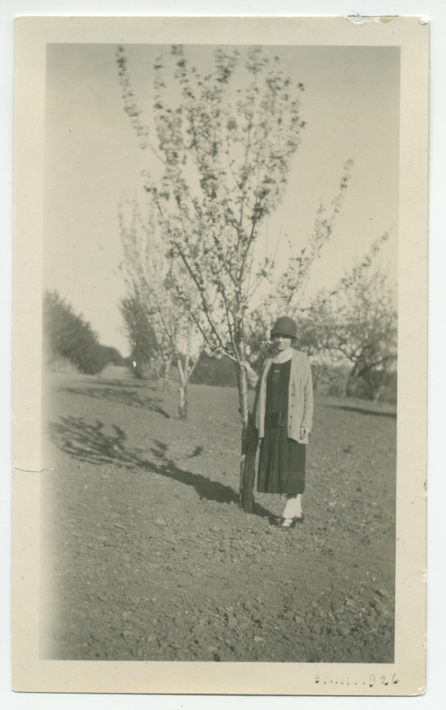 Photographie d'Hélène Lübke, secrétaire d'Hélène Paderwska, devant un arbre à Paso Robles, en Californie, le 31 mars 1926