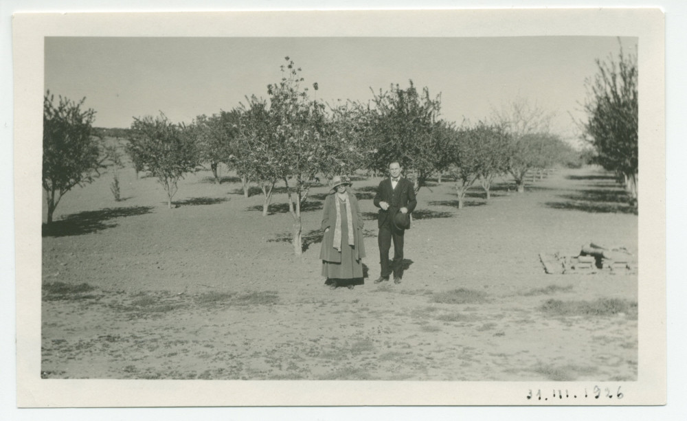 Photographie d'Hélène Paderewska en compagnie de Jozef Stubnan sur les terres du «Rancho Santa Helena» à Paso Robles, en Californie, le 31 mars 1926