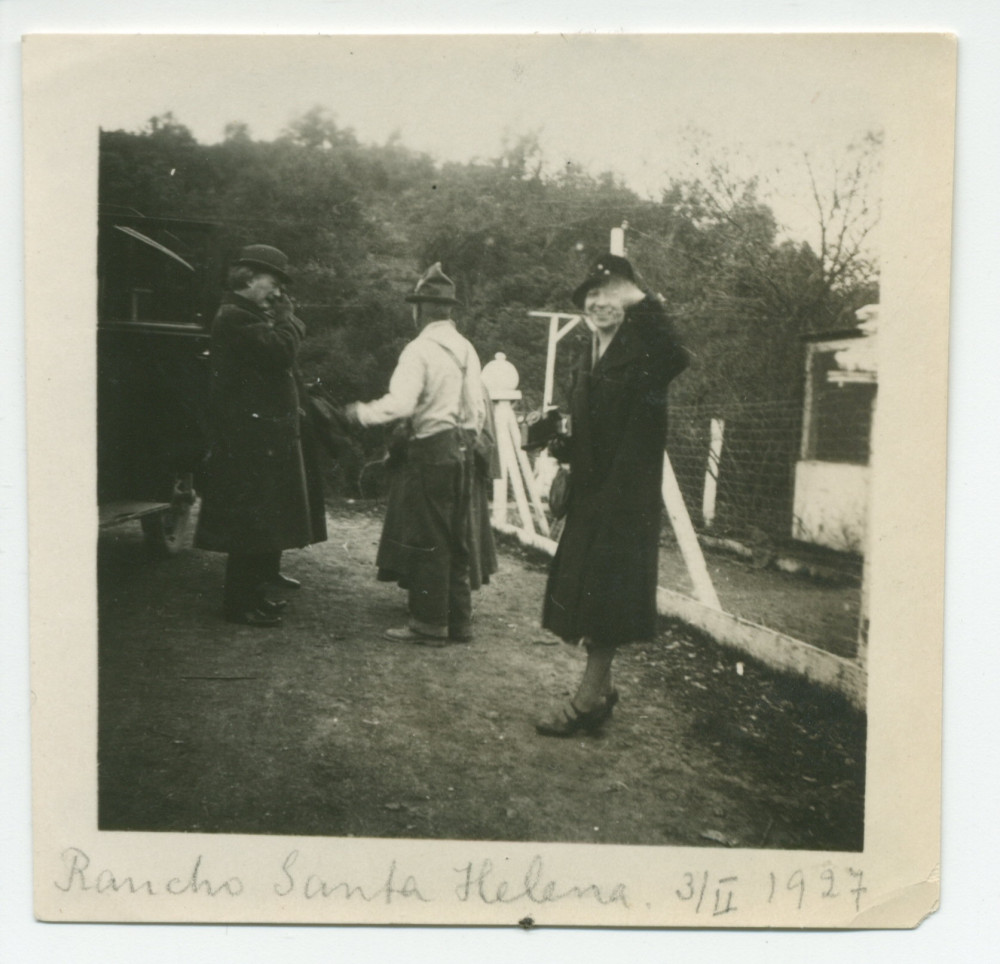 Photographie de Paderewski au «Rancho Santa Helena» à Paso Robles, en Californie, le 3 février 1927, en compagnie de l'intendant William Hemphill et d'Hélène Lübke, la secrétaire de son épouse