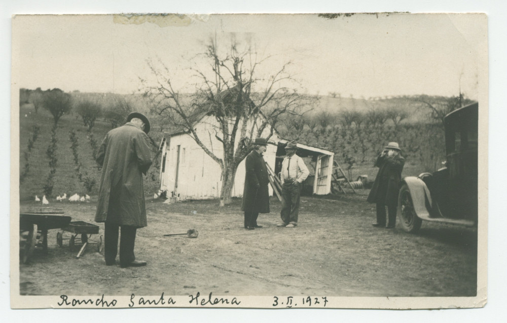 Photographie d'Ignace Paderewski en discussion avec son intendant William Hemphill au «Rancho Santa Helena» à Paso Robles, le 3 février 1927, sous les yeux de son agent londonien L. G. Sharpe et de George Engle, le directeur de ses tournées américaines