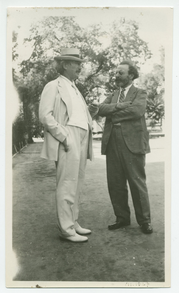 Photographie de Paderewski (de profil) dans son «Rancho San Ignacio» à Paso Robles, en Californie, en juillet 1927, en compagnie de son ancien élève Zygmunt Stojowski