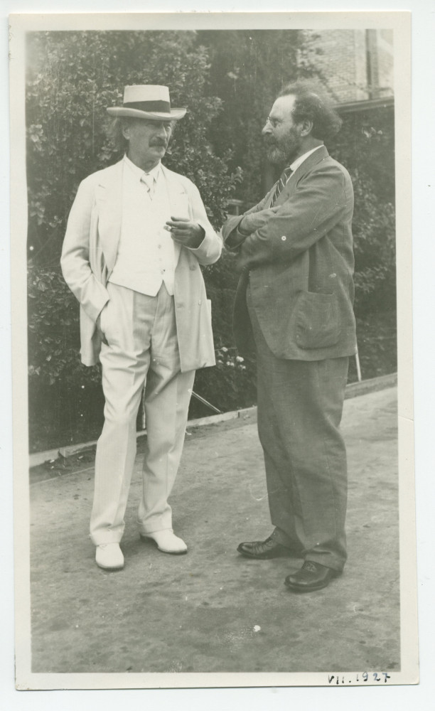Photographie de Paderewski (de profil) dans son «Rancho San Ignacio» à Paso Robles, en Californie, en juillet 1927, en compagnie de son ancien élève Zygmunt Stojowski