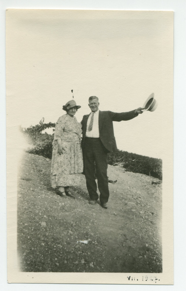 Photographie d'Hélène Paderewska et du valet de son époux, Marcel, au milieu du nouveau vignoble Winteroll du «Rancho San Ignacio» à Paso Robles, en Californie, en juillet 1927