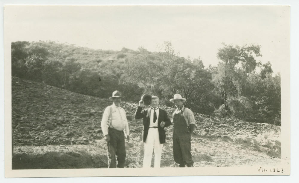 Photographie du valet de Paderewski, Marcel, entouré de deux métayers, sur les terres du «Rancho Santa Helena» à Paso Robles, en Californie, en juillet 1927
