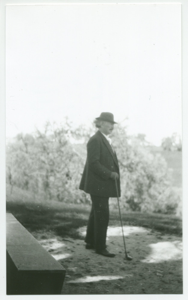 Photographie de Paderewski sur les terres du «Rancho San Ignacio» à Paso Robles, en Californie, en 1927