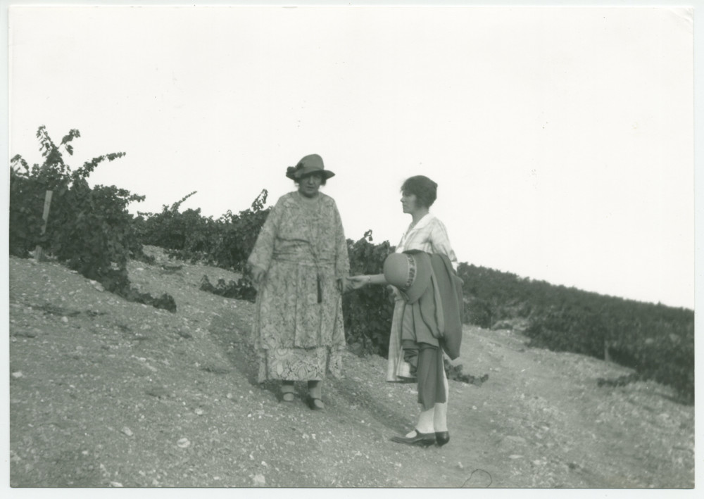 Photographie d'Hélène Paderewska et sa secrétaire Hélène Lübke sur les terres du «Rancho San Ignacio» à Paso Robles, en Californie, en 1927