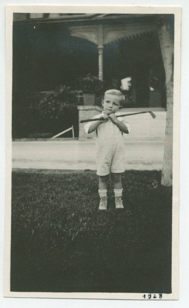 Photographie du jeune Willy Rodgers pratiquant le golf miniature dans le jardin de l'hôtel «El Paso» à Paso Robles, en Californie, en 1928