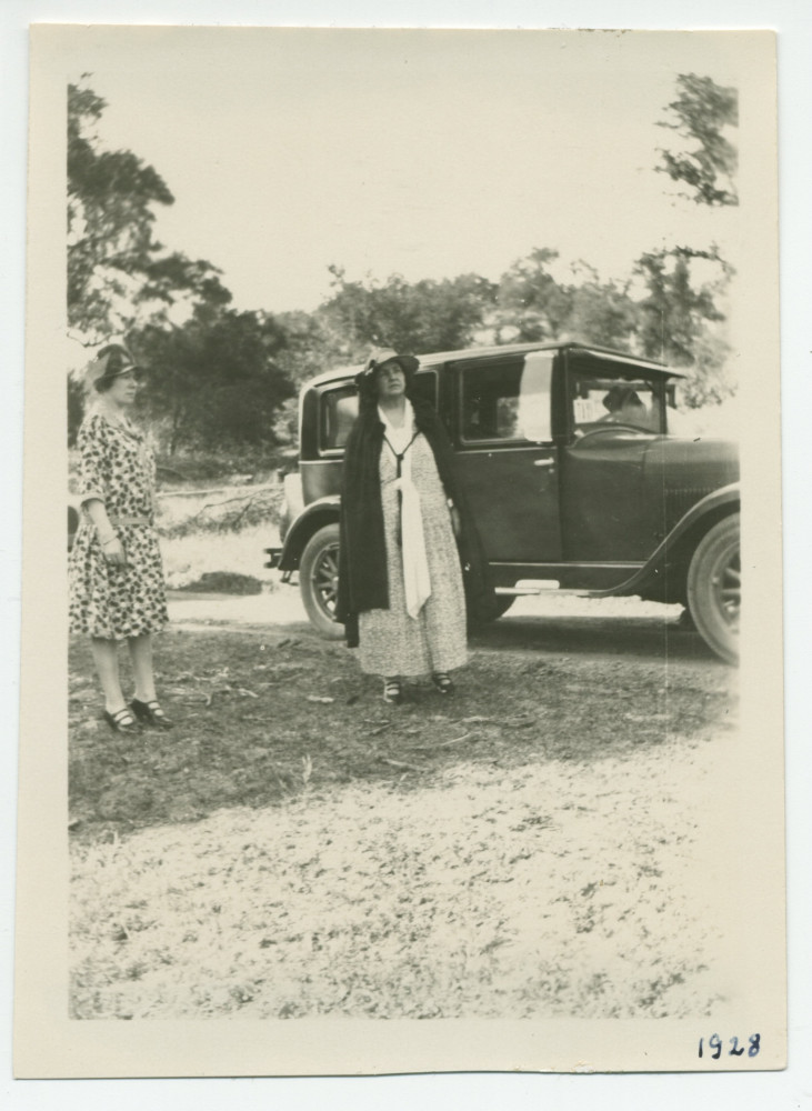 Photographie d'Hélène Paderewska (en compagnie d'une dame non identifiée) devant une voiture sur les terres du «Rancho Santa Helena» à Paso Robles, en Californie, en 1928