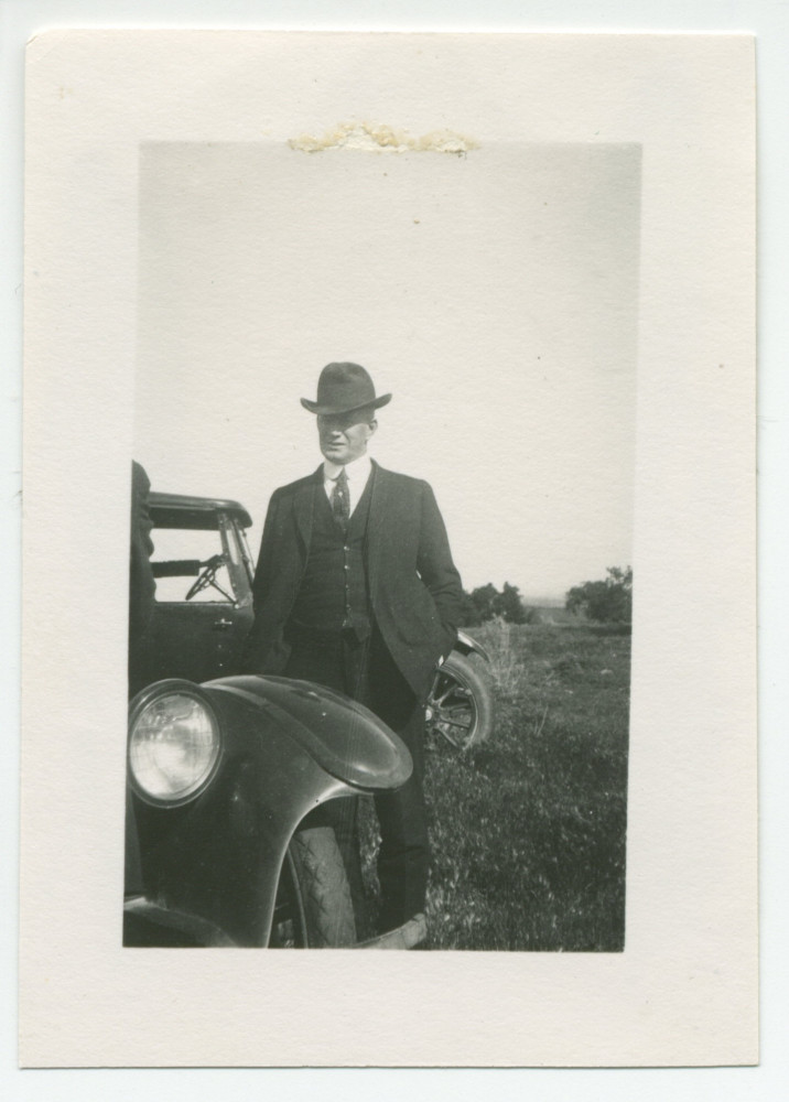 Photographie de Mr O'Donnell à côté d'une voiture à Paso Robles, en Californie