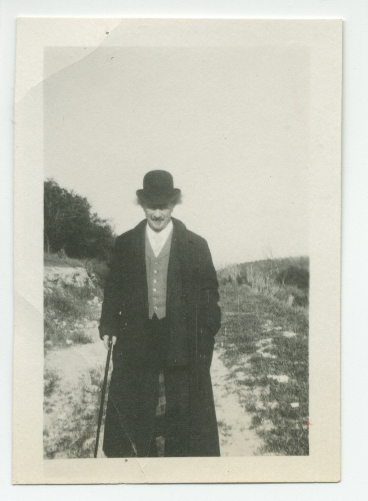 Photographie de Paderewski avec sa canne à Paso Robles, en Californie