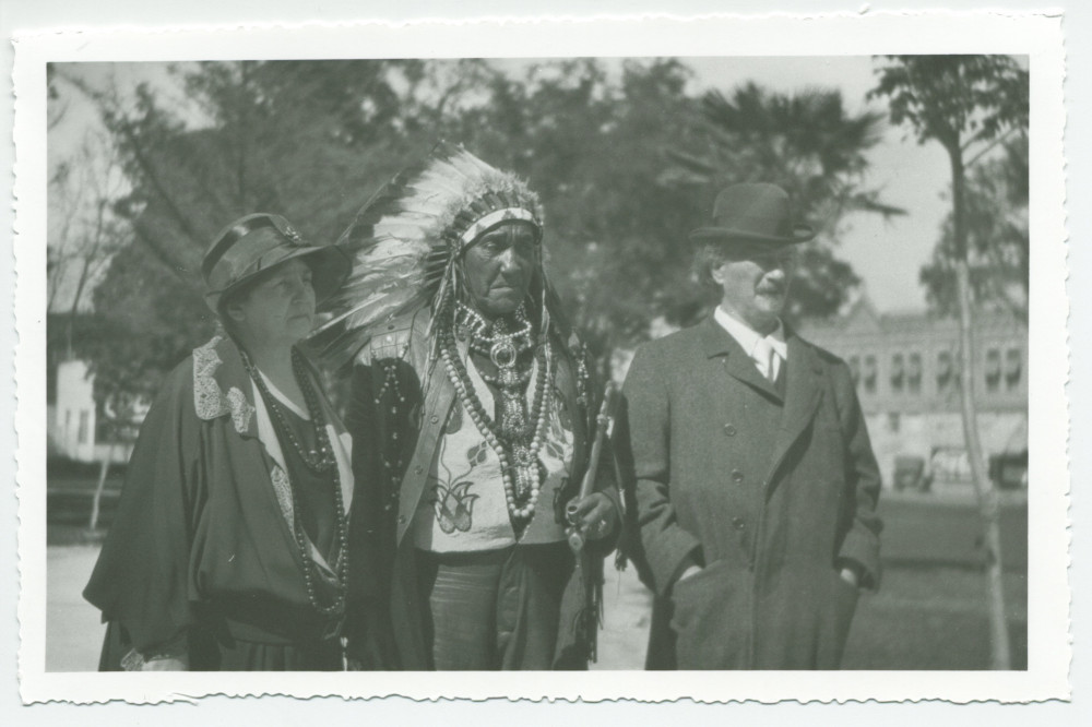 Photographie (de face) d'Hélène et Ignace Paderewski entourant un chef indien Paso Robles, en Californie